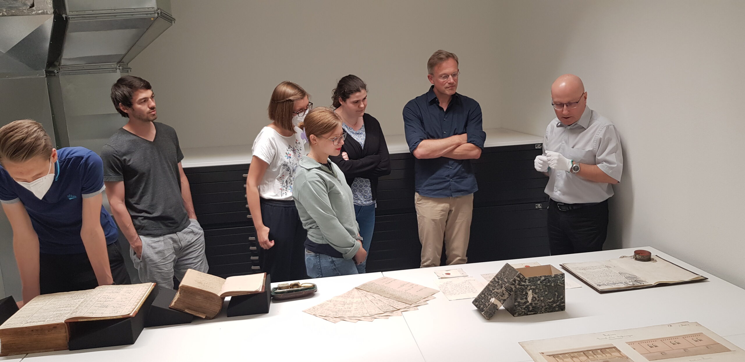 Besuch im Archiv der Franckeschen Stiftungen Halle (mit Archivleiter Dr. Jürgen Gröschl, Juli 2022)